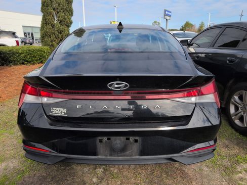 Used 2023 Hyundai Elantra SE image 3