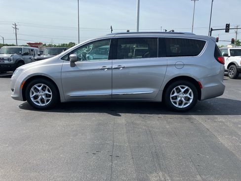 Used 2017 Chrysler Pacifica Touring-L Plus w/ Tire & Wheel Group FWD image 3