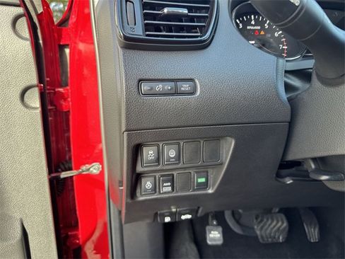 Used 2018 Nissan Rogue Sport SL w/ SL Premium Package image 25