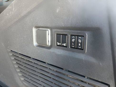 Used 2023 GMC Yukon XL Denali image 33