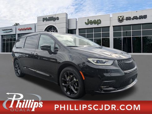 New 2026 Chrysler Pacifica Select image 1