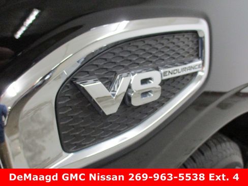 Used 2017 Nissan Titan SV image 10