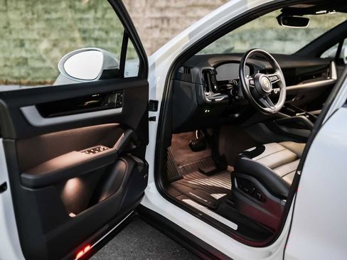 Used 2024 Porsche Cayenne image 22