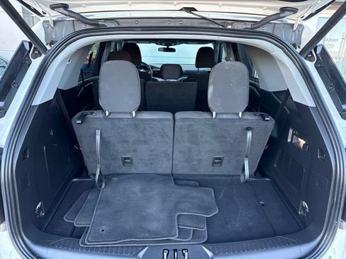 Used 2024 Ford Explorer XLT RWD image 9