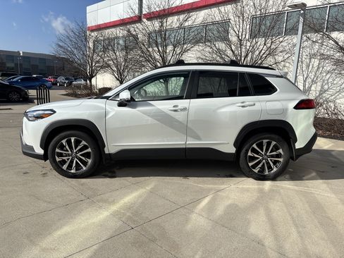 Used 2023 Toyota Corolla Cross XLE w/ Convenience Package image 9