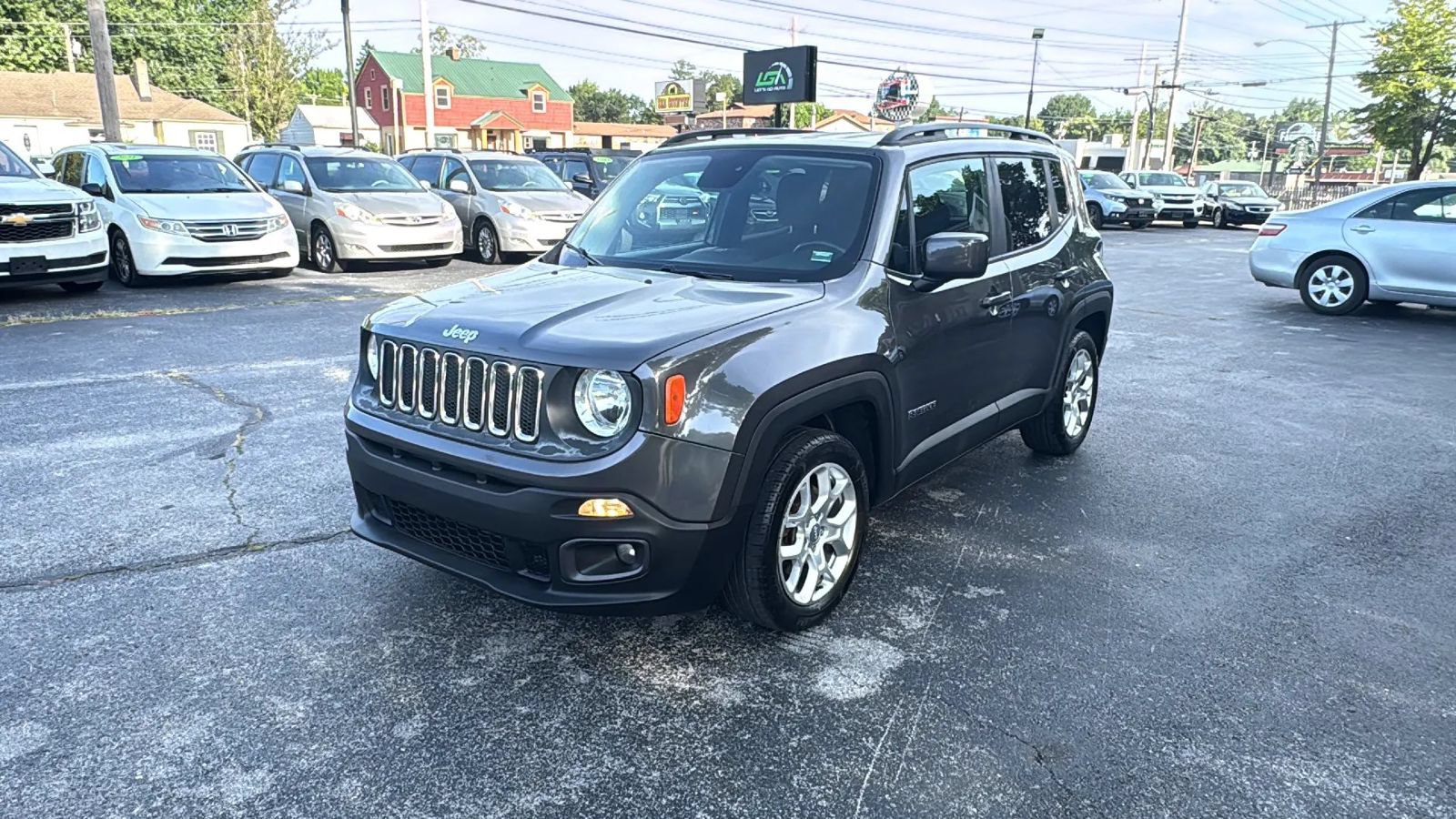 Used 2017 Jeep Renegade Latitude FWD image 3