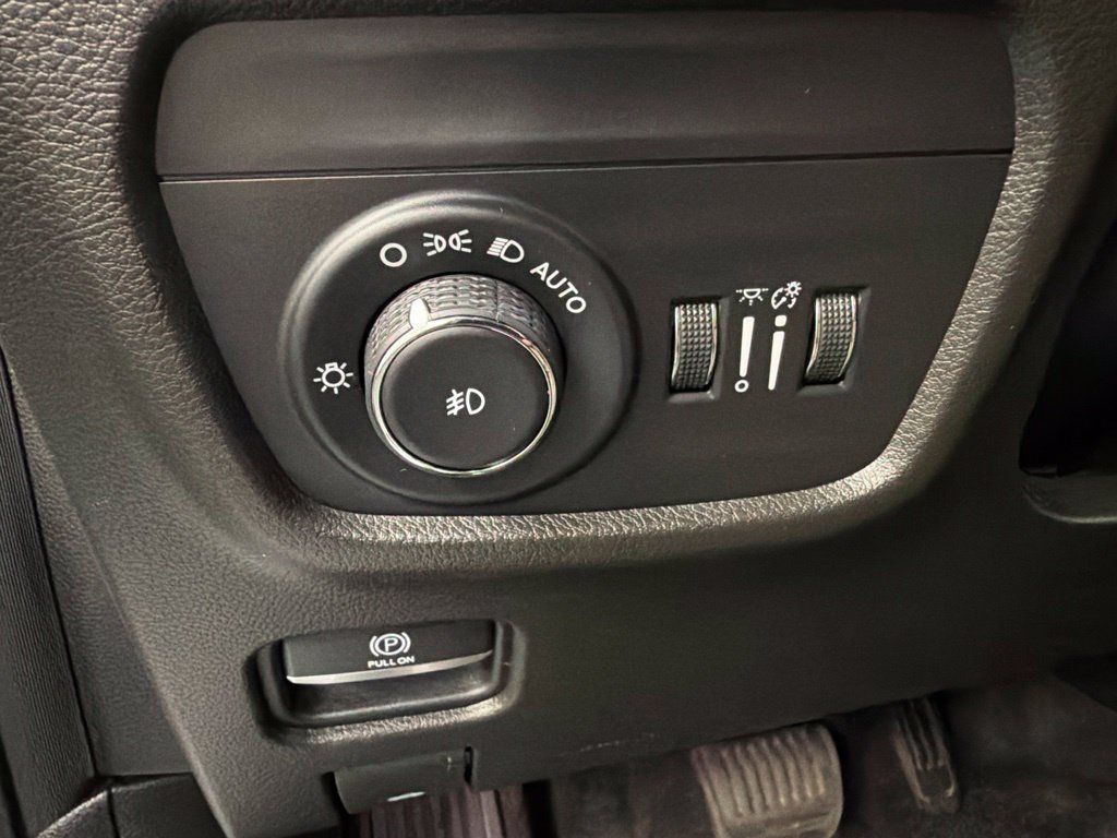 Used 2021 Jeep Grand Cherokee L Summit w/ Advanced Protech Group IV AWD/4WD image 23