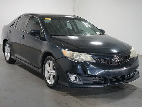 Used 2014 Toyota Camry SE FWD image 3