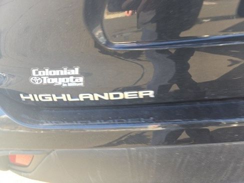 Used 2023 Toyota Highlander XLE image 16