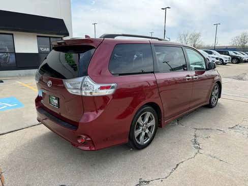 Used 2018 Toyota Sienna SE image 15