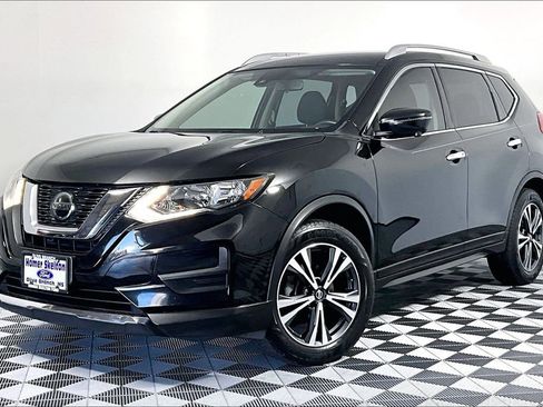 Used 2019 Nissan Rogue SV w/ Premium Package FWD image 2