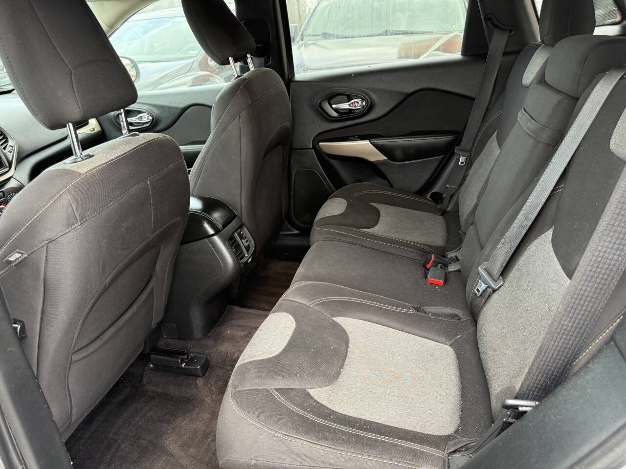 Used 2017 Jeep Cherokee Sport FWD image 9