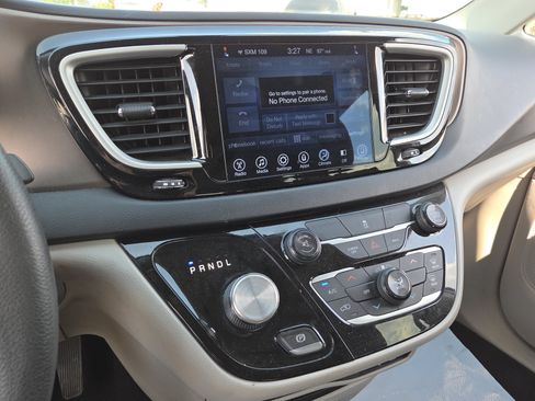 Used 2017 Chrysler Pacifica Touring w/ Tire & Wheel Group FWD image 14