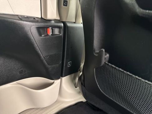 Used 2023 Chrysler Pacifica Touring-L image 27