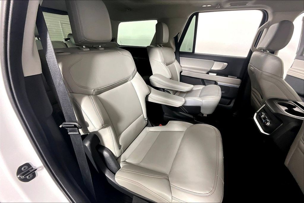 Used 2025 Ford Expedition Active AWD/4WD image 27