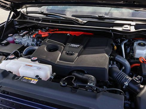 Used 2025 Toyota Sequoia Platinum image 35