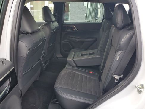 Used 2023 Mitsubishi Outlander SE image 23