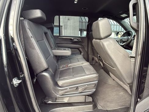 Used 2025 Chevrolet Suburban Z71 image 16