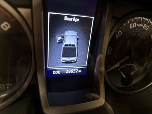 Used 2022 Toyota Tacoma TRD Off-Road image 5