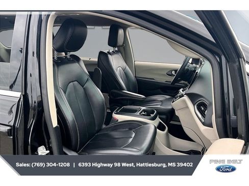 Used 2023 Chrysler Pacifica Touring-L FWD image 6