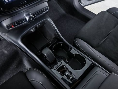 Certified 2025 Volvo XC40 B5 Plus AWD/4WD image 17