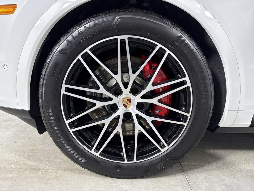 Used 2025 Porsche Cayenne S AWD/4WD image 13