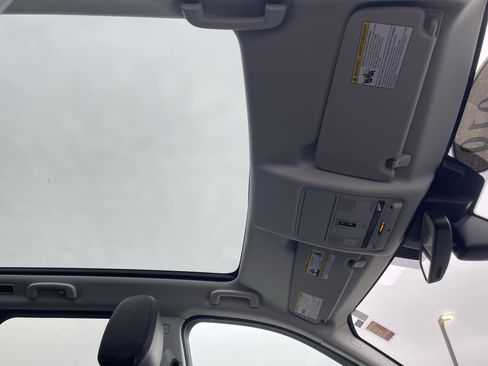 Used 2019 Land Rover Discovery Sport HSE image 17