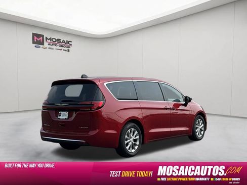 Used 2026 Chrysler Pacifica Limited FWD image 7