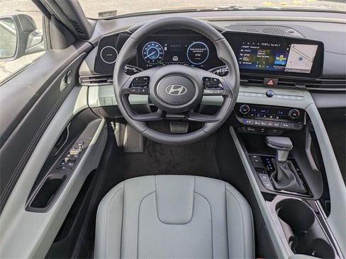 New 2025 Hyundai Elantra Limited image 15