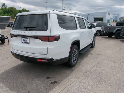 Used 2023 Jeep Wagoneer L Series II AWD/4WD image 8