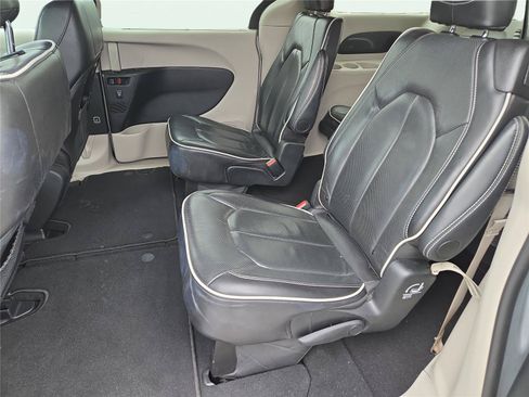 Used 2024 Chrysler Pacifica Limited FWD image 18