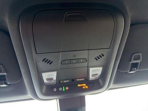 Used 2024 Chevrolet Equinox Premier image 32