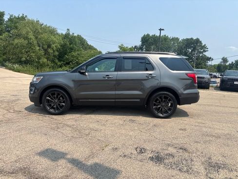 Used 2017 Ford Explorer XLT w/ Equipment Group 202A AWD/4WD image 2