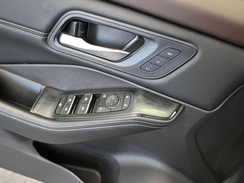 Used 2023 Nissan Rogue SL AWD/4WD image 17