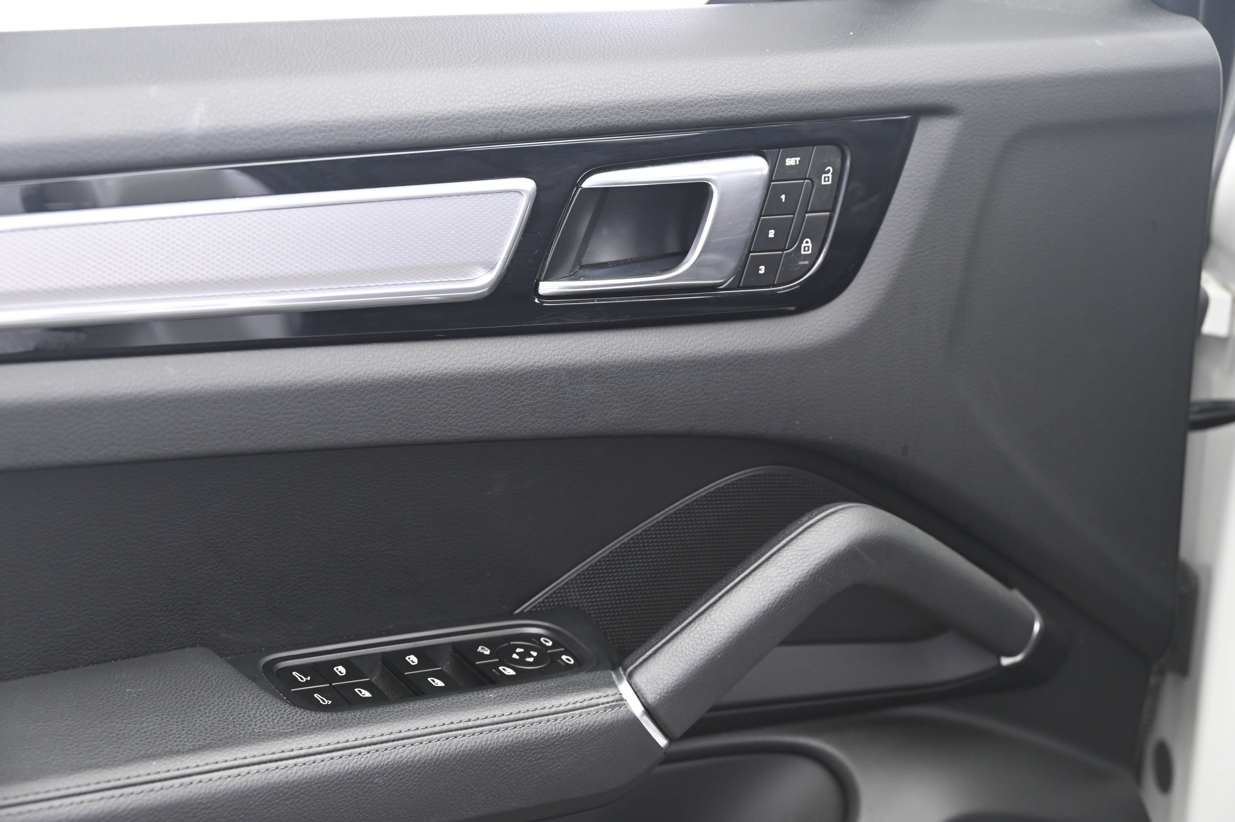 Certified 2022 Porsche Cayenne Platinum Edition AWD/4WD image 27