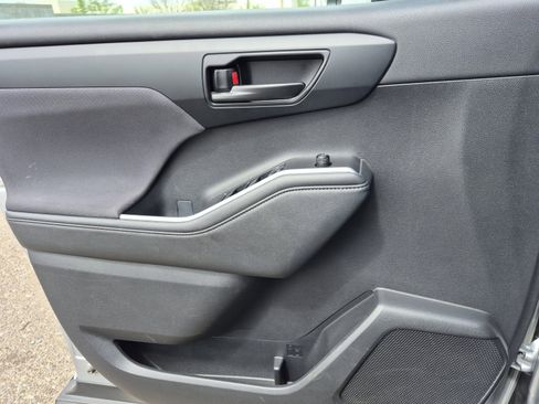 Used 2023 Toyota Highlander L image 14