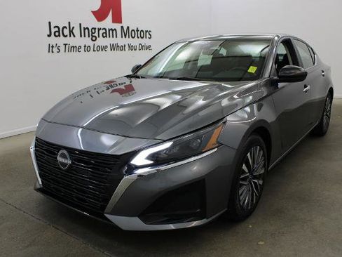 Certified 2024 Nissan Altima 2.5 SV FWD image 2