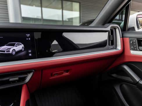 Certified 2025 Porsche Cayenne Coupe AWD/4WD image 29