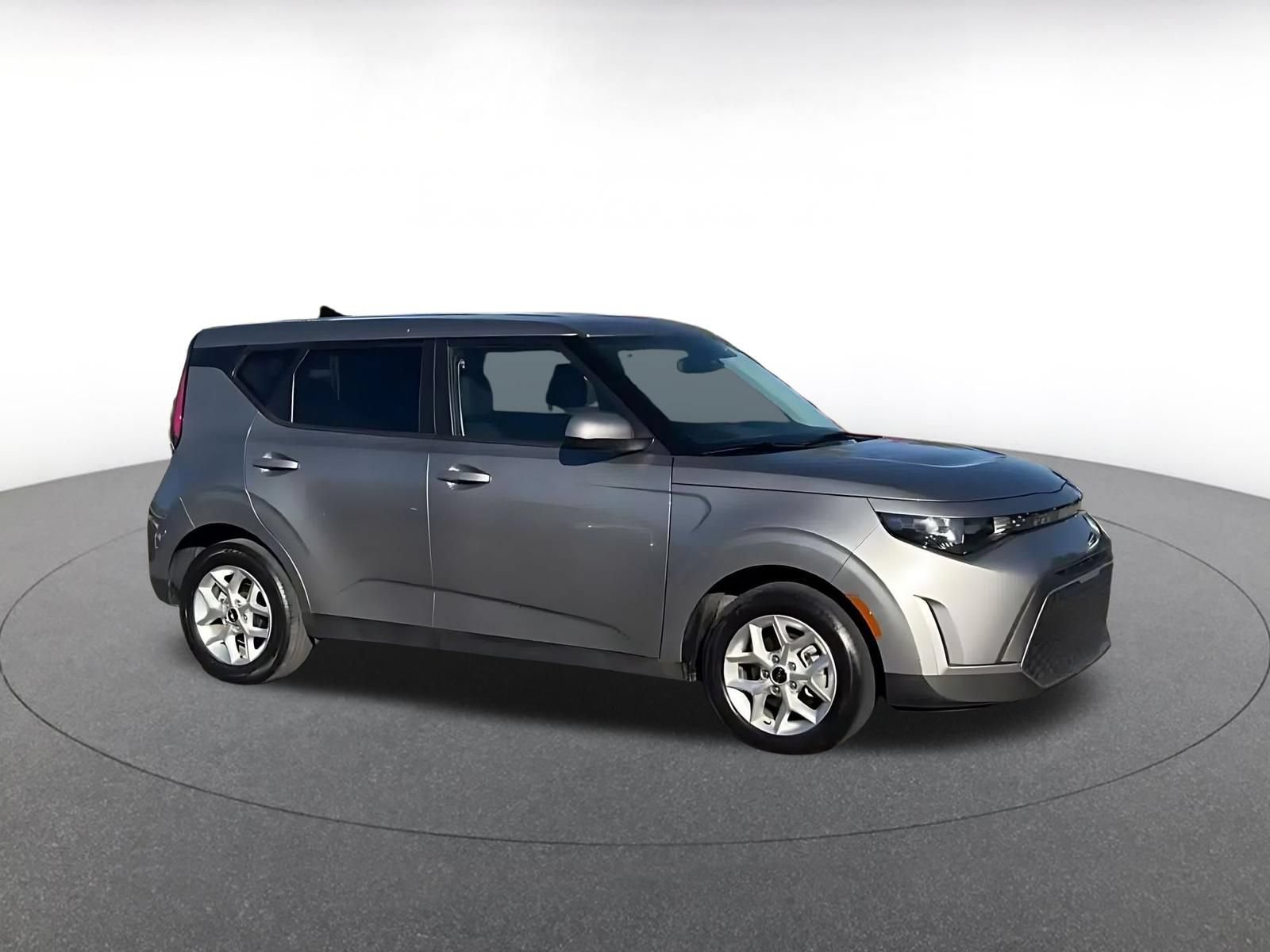 Used 2025 Kia Soul LX w/ LX Technology Package FWD image 2