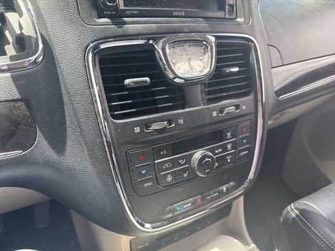 Used 2014 Chrysler Town & Country Touring-L w/ Driver Convenience Group FWD image 8