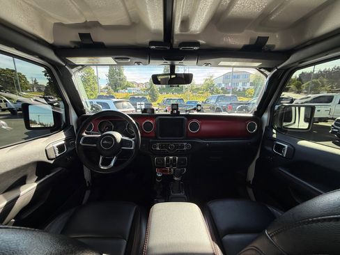 Used 2023 Jeep Gladiator Rubicon w/ Cold Weather Group AWD/4WD image 9