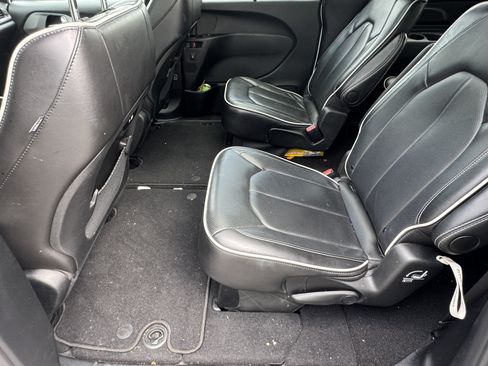Used 2025 Chrysler Pacifica Limited FWD image 24