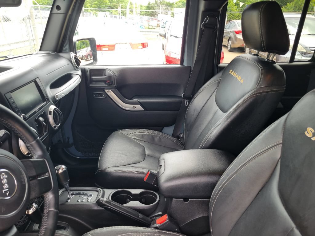Used 2015 Jeep Wrangler Unlimited Sahara w/ Connectivity Group AWD/4WD image 9