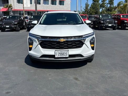 Used 2025 Chevrolet Trax LT w/ LT Convenience Package image 5