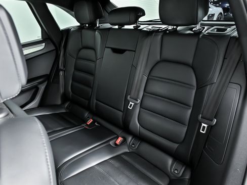 Used 2020 Porsche Macan Turbo image 25