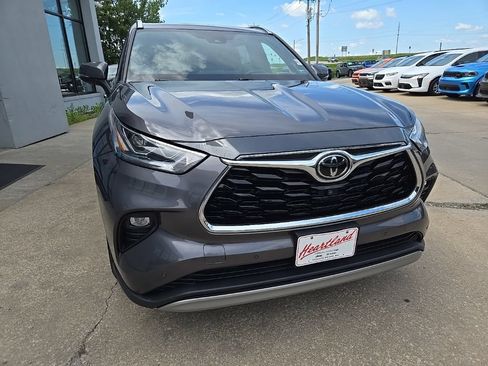 Used 2021 Toyota Highlander Platinum AWD/4WD image 16