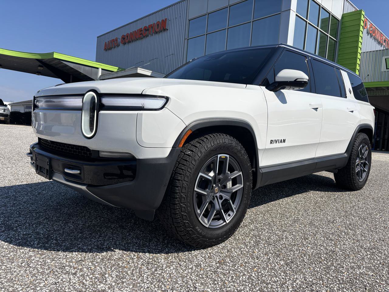 Used 2025 Rivian R1S Adventure Dual AWD/4WD image 9