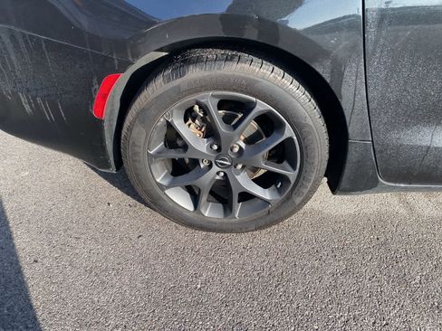 Used 2021 Chrysler Pacifica Touring w/ S Appearance Package image 5