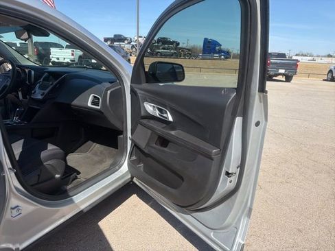 Used 2017 Chevrolet Equinox LS image 18