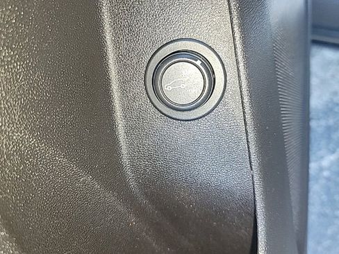 Used 2020 Chevrolet Equinox LT w/ Driver Convenience Package FWD image 12